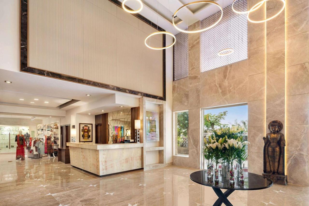 Ramada By Wyndham Jaipur North Hotell Exteriör bild