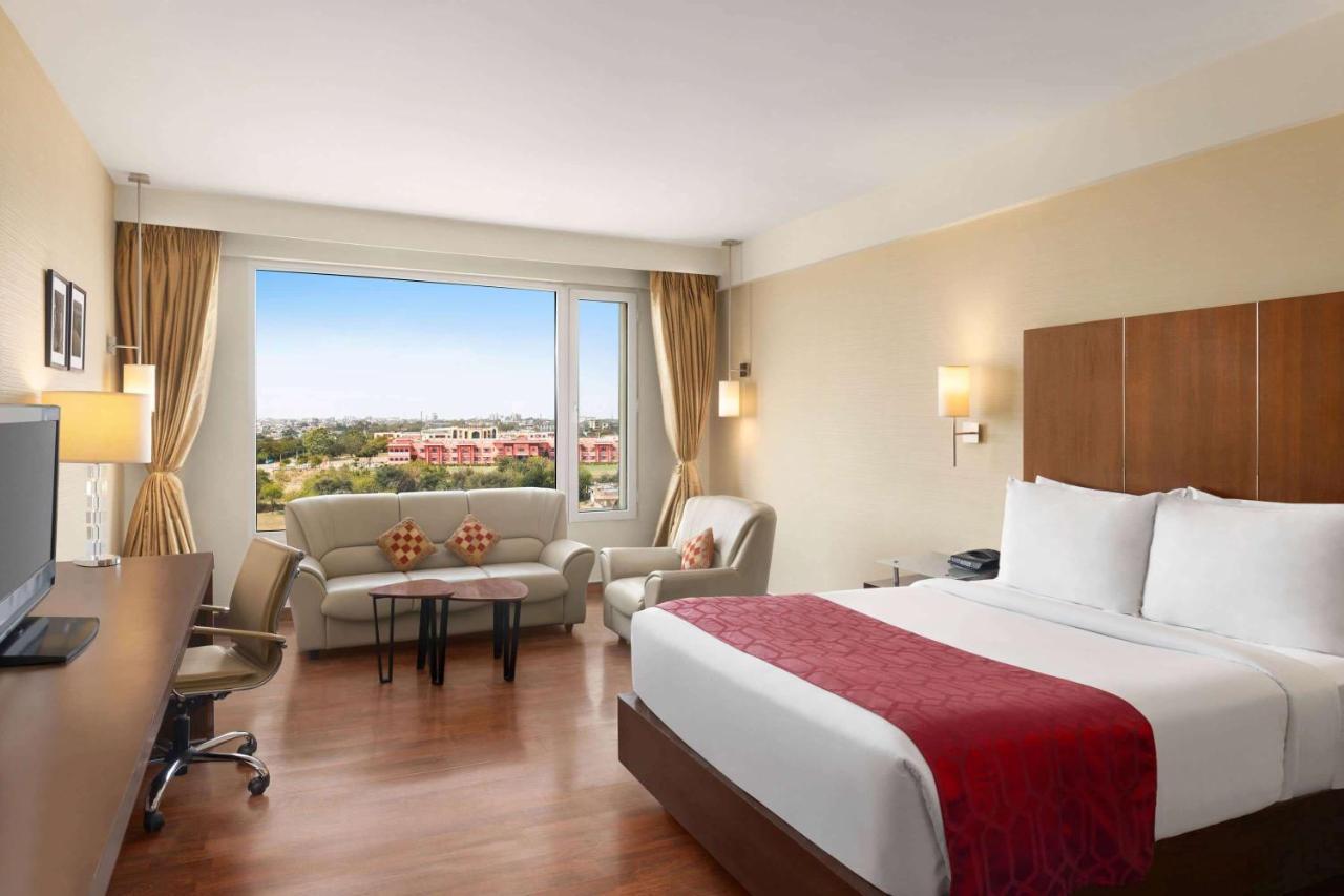 Ramada By Wyndham Jaipur North Hotell Exteriör bild
