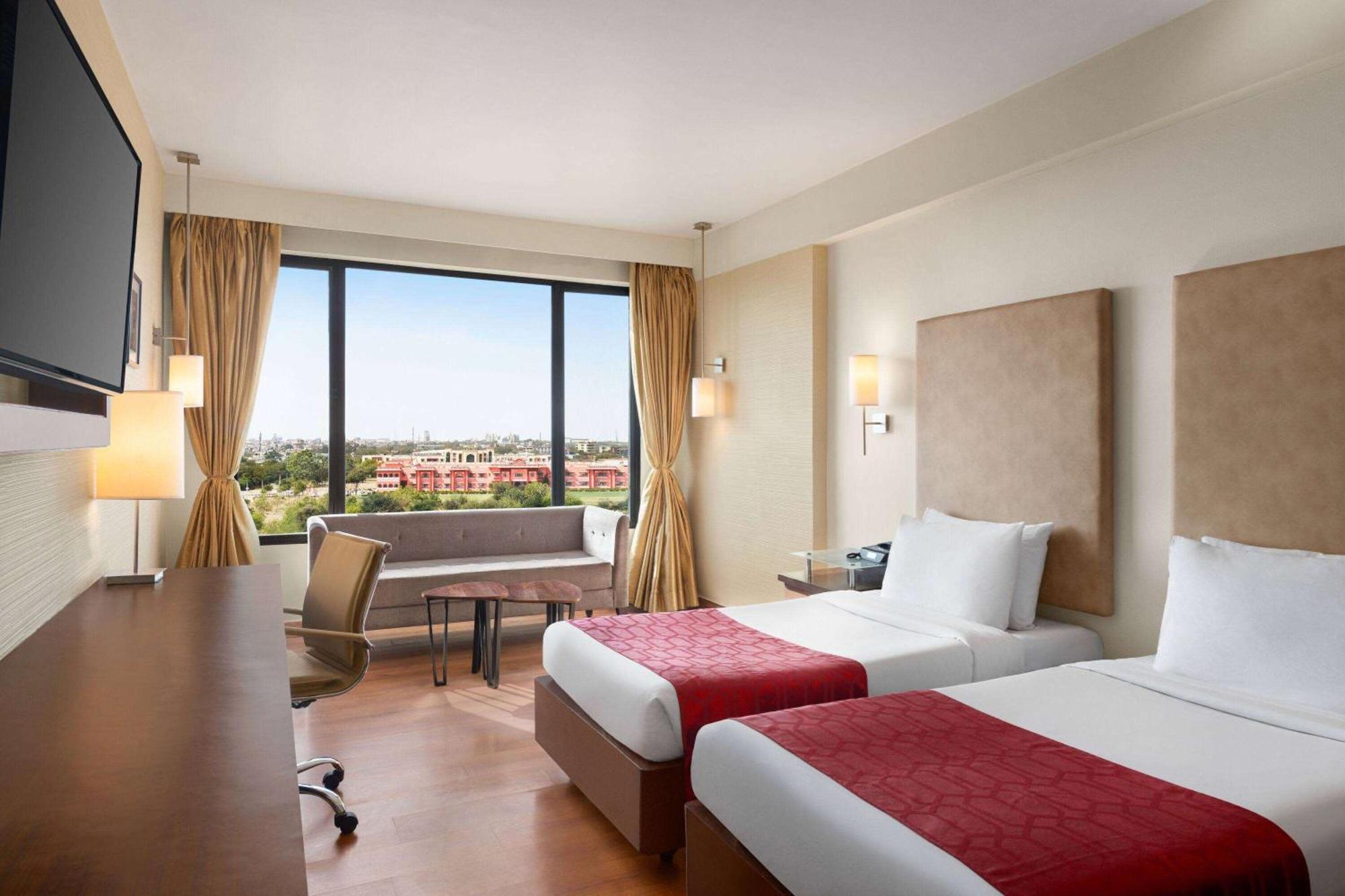 Ramada By Wyndham Jaipur North Hotell Exteriör bild